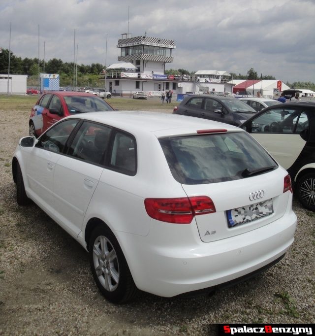 Audi A3 1.6 Sportback na parkingu na torze w Poznaniu