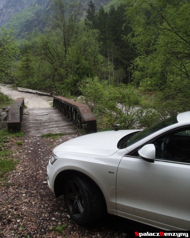 Audi Q5 3.0 TFSI przed mostem górskim