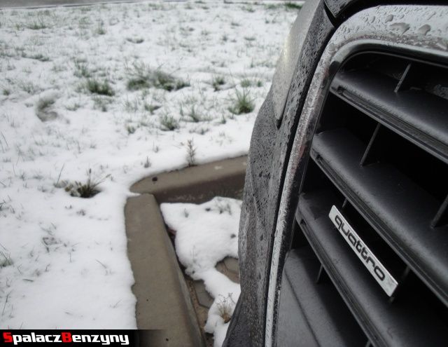Audi quattro na śnieżnym parkingu