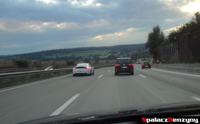 Białe Porsche na niemieckiej autostradzie