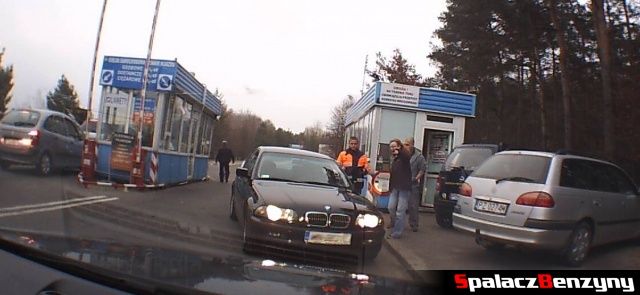 Blogo w BMW przed bramą TPTD