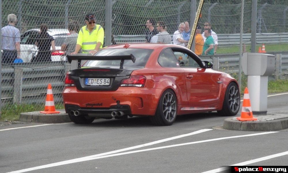 BMW 1M przy wjeździe na Nurburgring Nordschleife