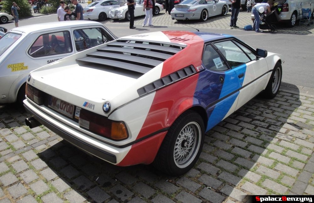 BMW M1 tył na Nurburgring Nordschleife