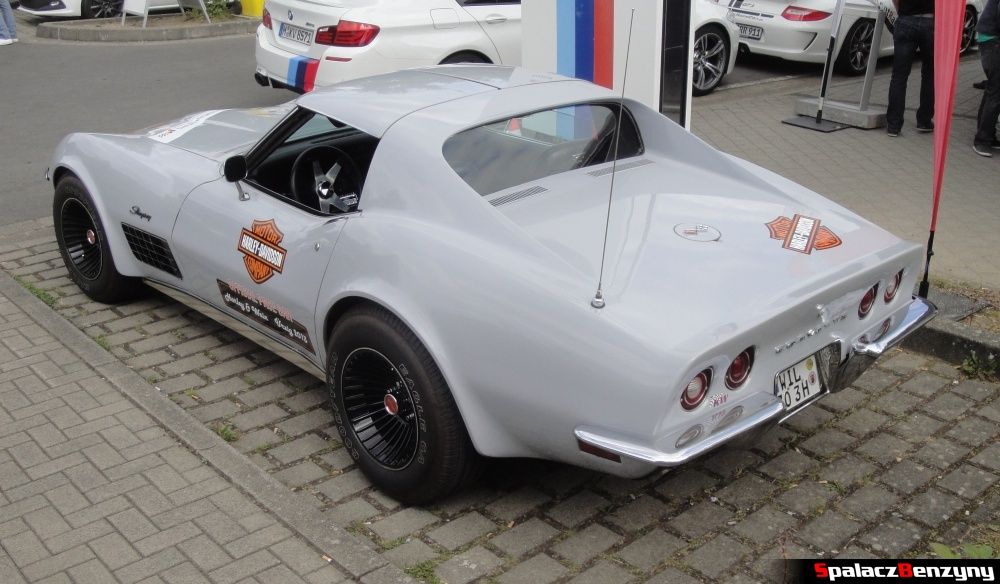 Corvette tył biała na Nurburgring Nordschleife
