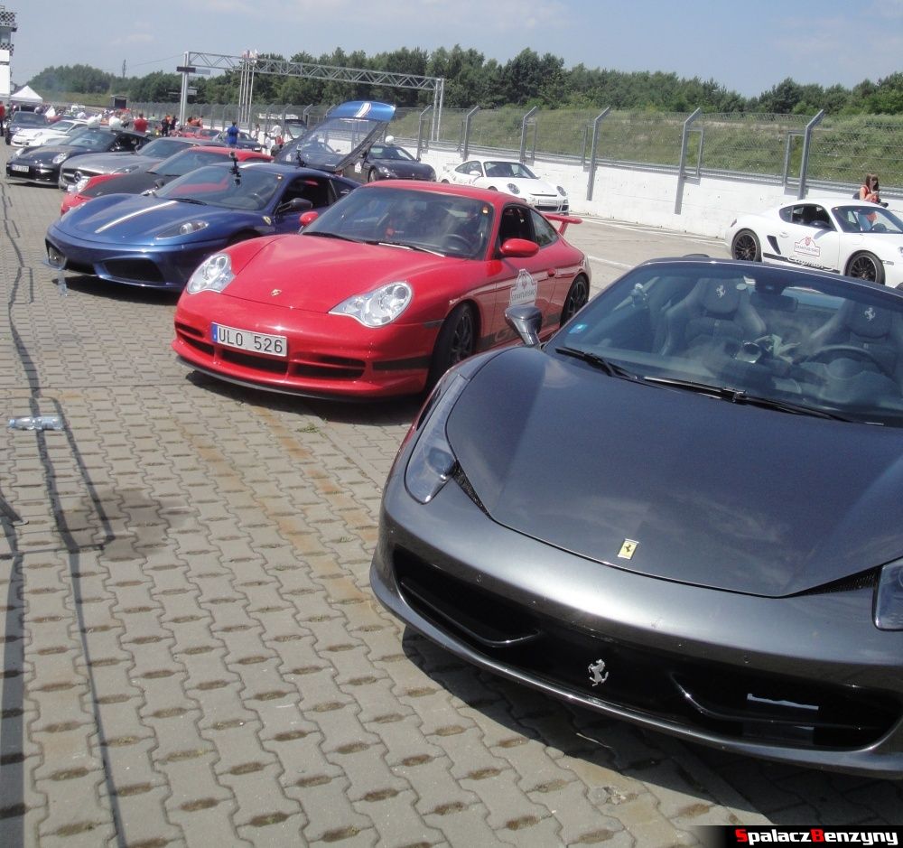 Czerwone Porsche i inne auta na torze w Poznaniu na Gran Turismo Polonia 2013