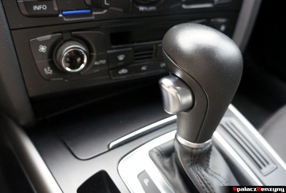 Drążek zmiany biegów w s-tronic w Audi A4 B8