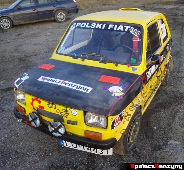 Fiat 126p żółty na parkingu na Rally Sprint AutoEuro 2012 w Lublinie