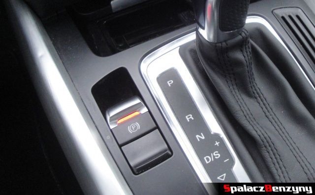 Hamulec postojowy bez asystenta w Audi Q5