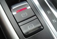 Hamulec postojowy i asystent na przycisk w Audi
