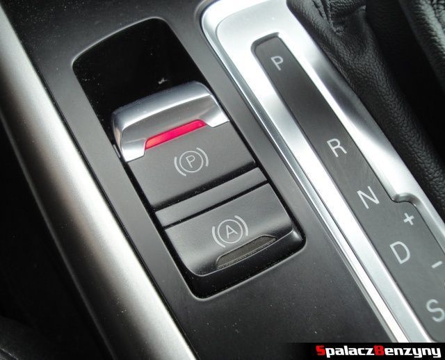 Hamulec ręczny na przycisk w Audi