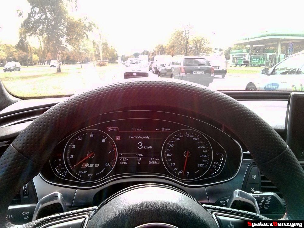Jazda Audi RS6 po miecie w korku