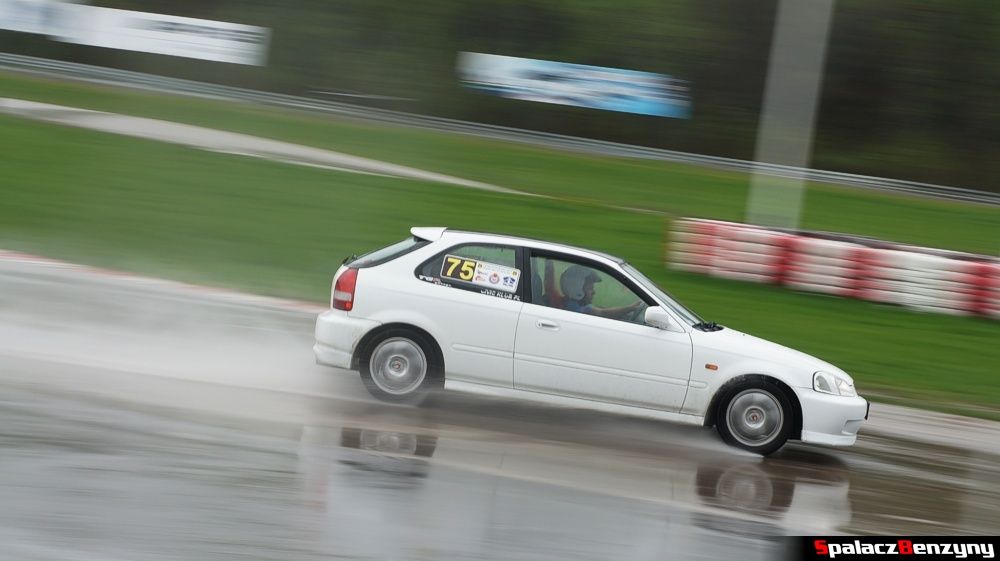 Jazda Honda Civic biała na 4. runda SuperOes Kielce 2014