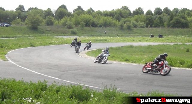Jazda starych motocykli w zakręcie na Super Veteran 2012 w Lublinie