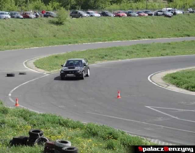 Jazda w zakręcie Subaru Impreza STI na Rally Sprint WORD 2012 w Lublinie