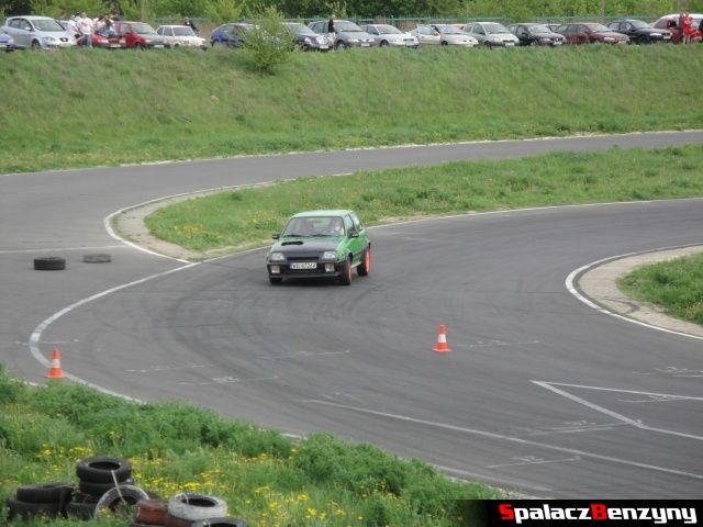 Kolorowe autko w czasie jazdy na Rally Sprint WORD 2012 w Lublinie