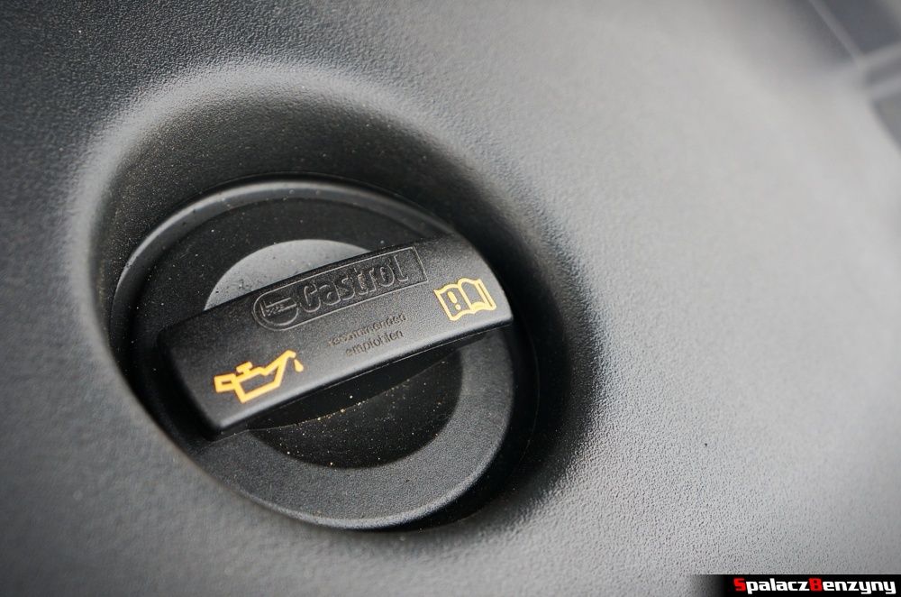 Korek wlewu oleju Castrol w 2.0 TFSI w Audi A4