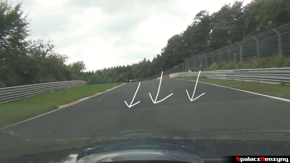 Łączenie asfaltu w zakręcie na Północnej Pętli Nurburgringu