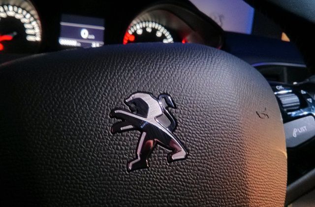 Logo na kierownicy Peugeot 308