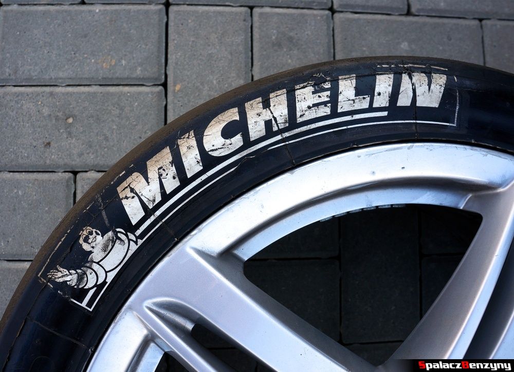 Logo na slick Michelin
