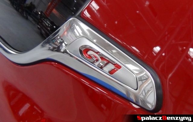 Logo Peugeot 208 GTI na Autosalon 2013