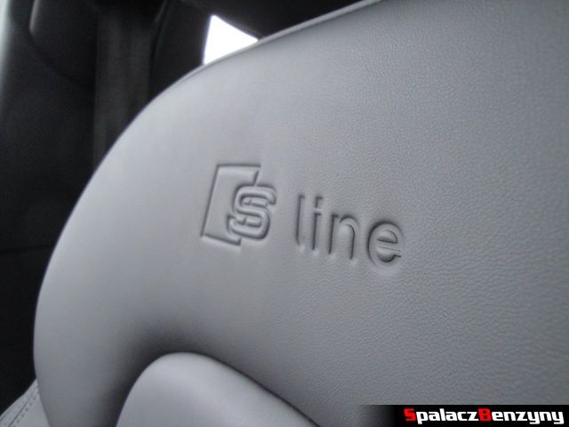Logo s-line na skórzanym fotelu w Audi Q5