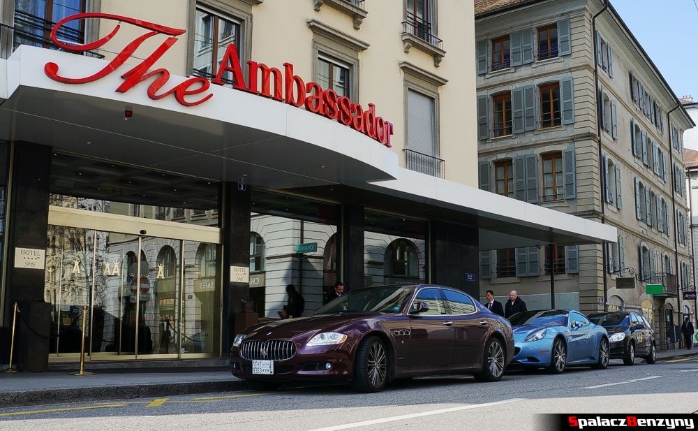 Maserati Quattroporte i Ferrari przed hotelem w Genewie