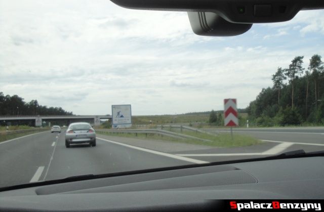 Mercedes A klasa i roboty drogowe na niemieckiej autostradzie