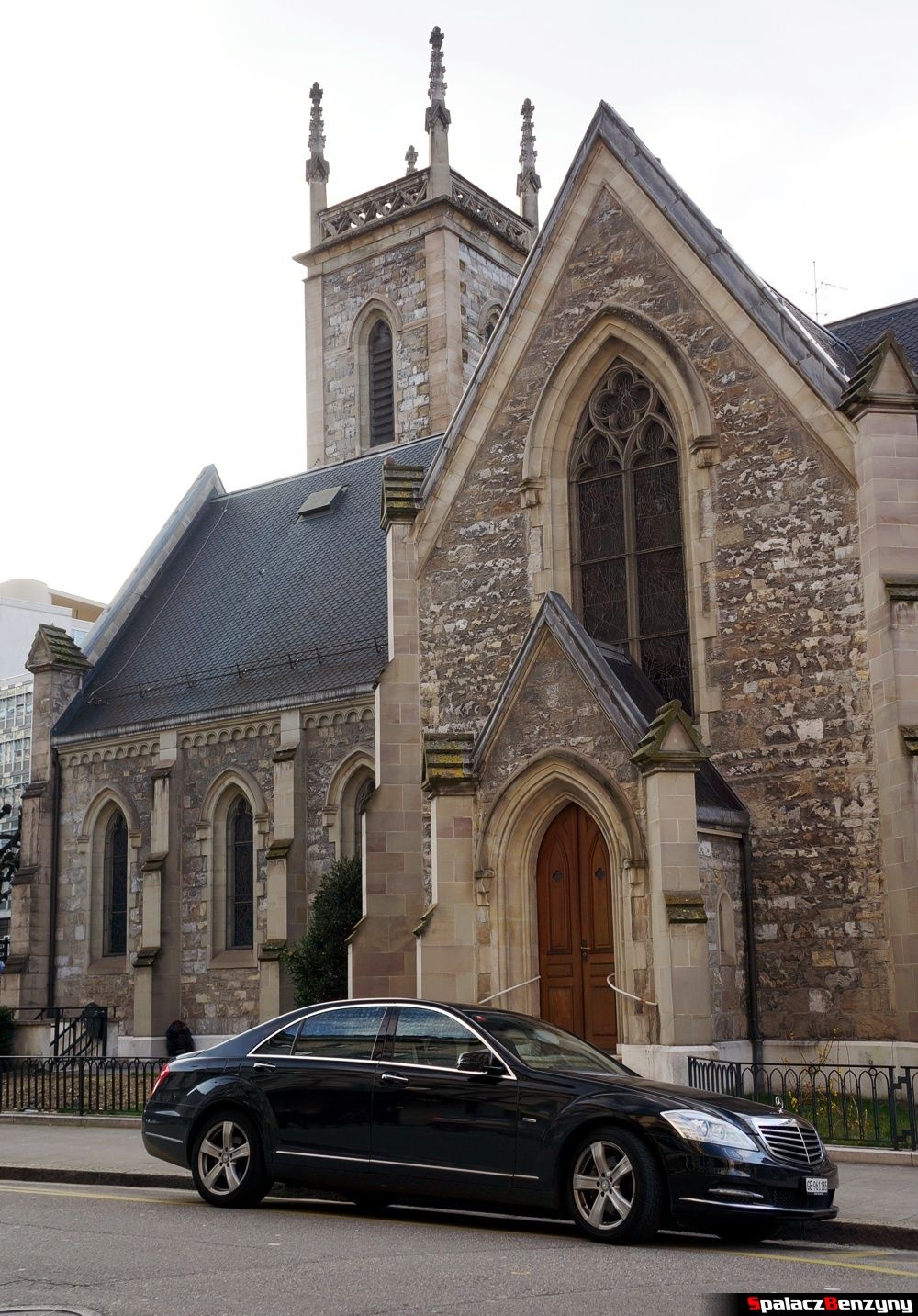 Mercedes S-klasa przed kościołem w Genewie