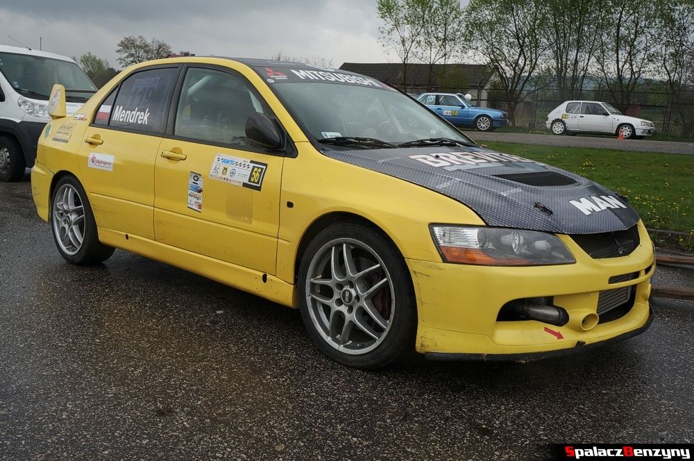 Mitsubishi Lancer Evo żółty na 4. runda SuperOes Kielce 2014