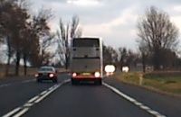 Niebezpieczne wyprzedzanie autobusu przed zakrętem