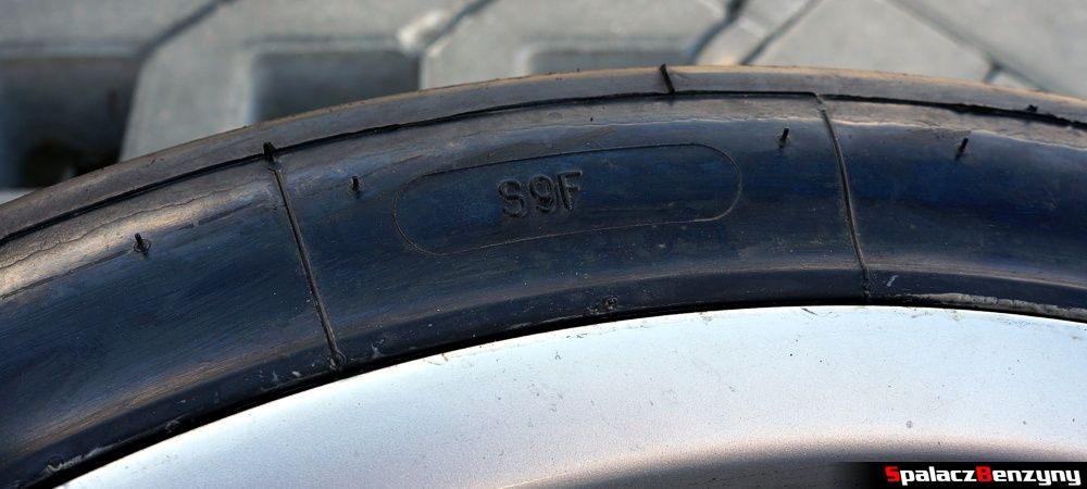 Oznaczenie S9F na slick Michelin