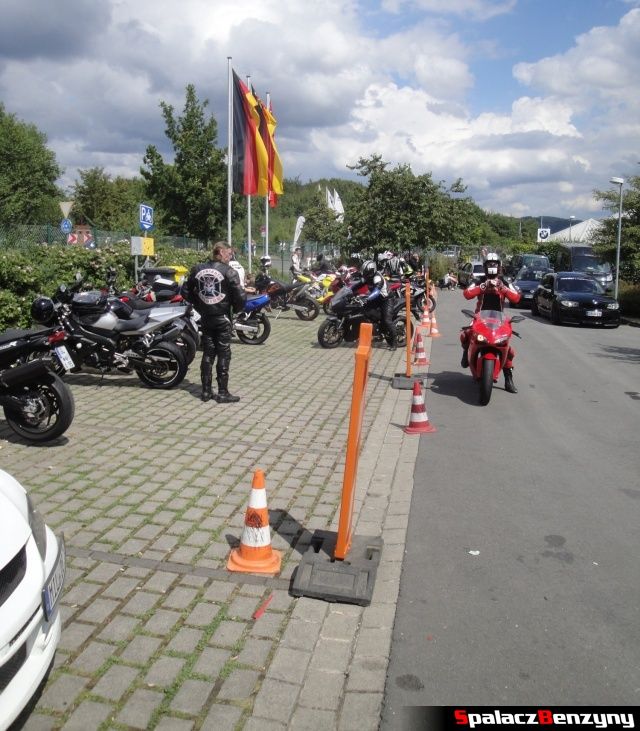 Parking motocyklowy na Touristenfahrten Nordschleife na Nurburgring