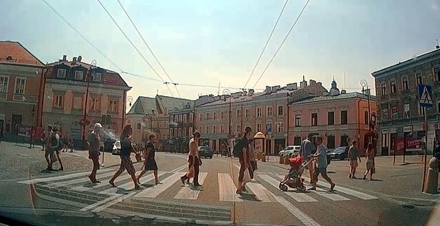Piesi na przejściu Lublin