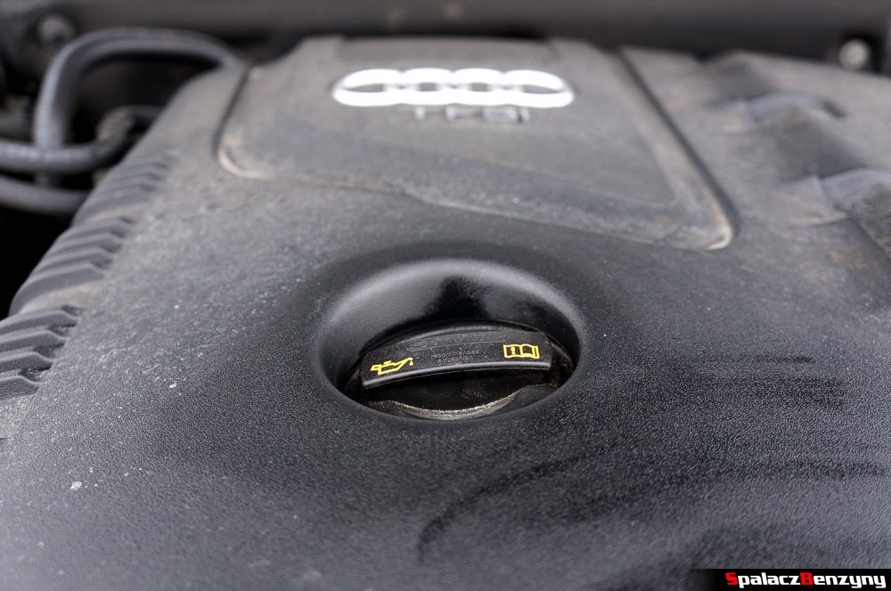 Pokrywa silnika i korek oleju w Audi A4 B8