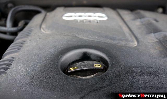 Pokrywa silnika z korkiem oleju w Audi A4 2.0 TFSI