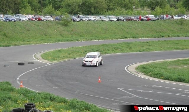 Rajdowe auto w zakręcie na Rally Sprint WORD 2012 w Lublinie