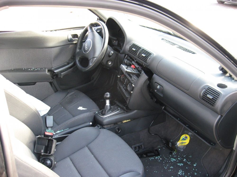 Rozbite Audi A3 wnętrze