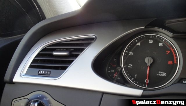 Srebrny element przy zegarze Audi A4 B8