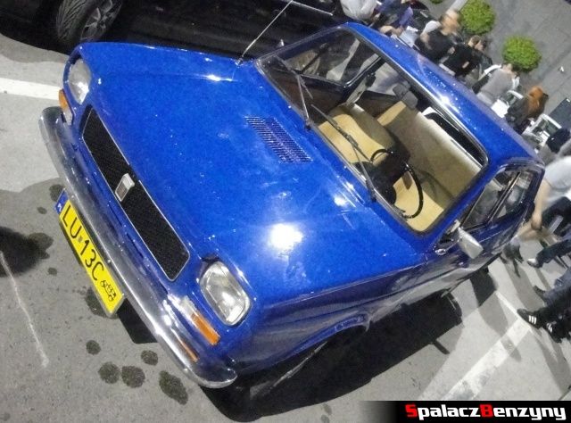 Stary niebieski Fiat na Lubelskie Klasyki Nocą