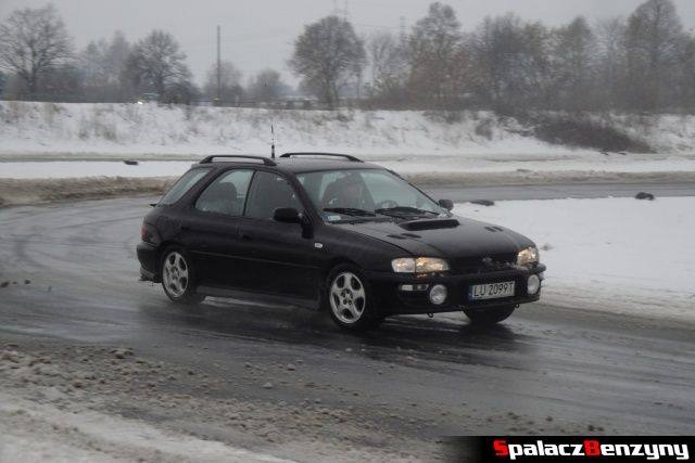 Subaru Impreza kombi czarna na zimowym treningu na Torze w Lublinie