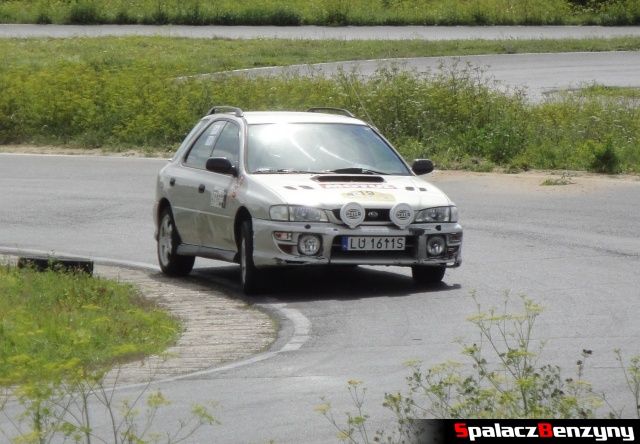 Subaru Impreza w zakręcie na Rally Sprint Cartmax 2012 w Lublinie