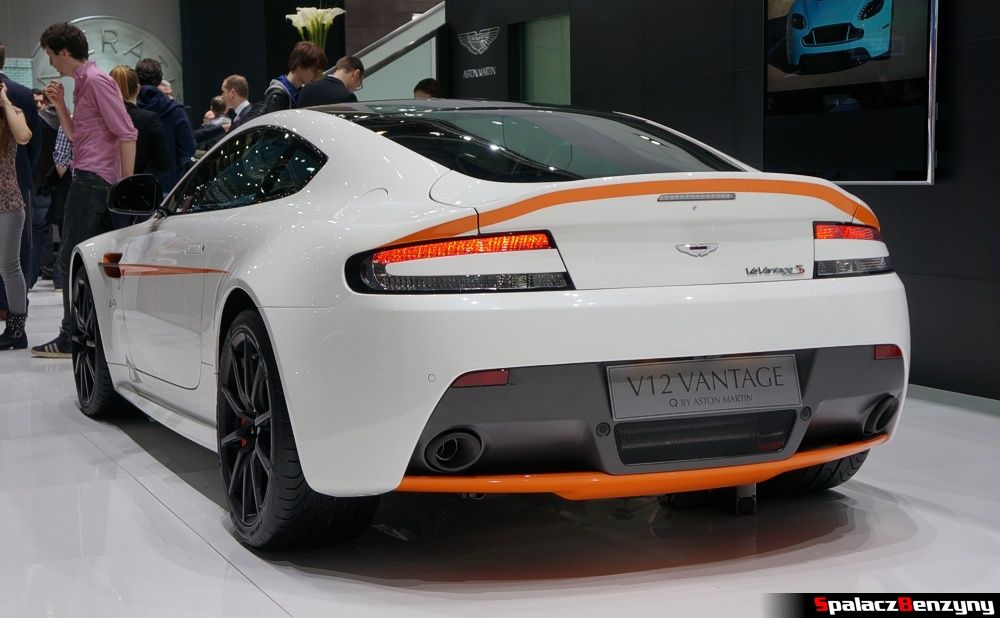 Tył Aston Martin V12 Vantage S na Targach Genewa 2014