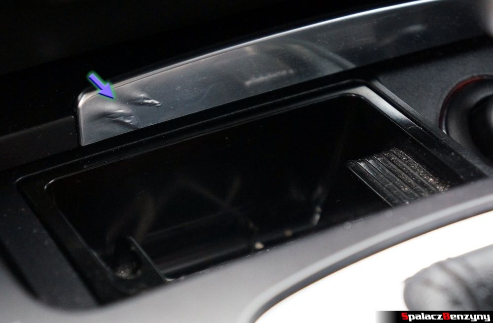 Uszkodzenie klapki zapalniczki w Audi A4 B8