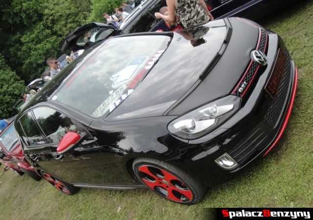 VW Golf GTI czarny z czerwonymi elementami na Worthersee 2013