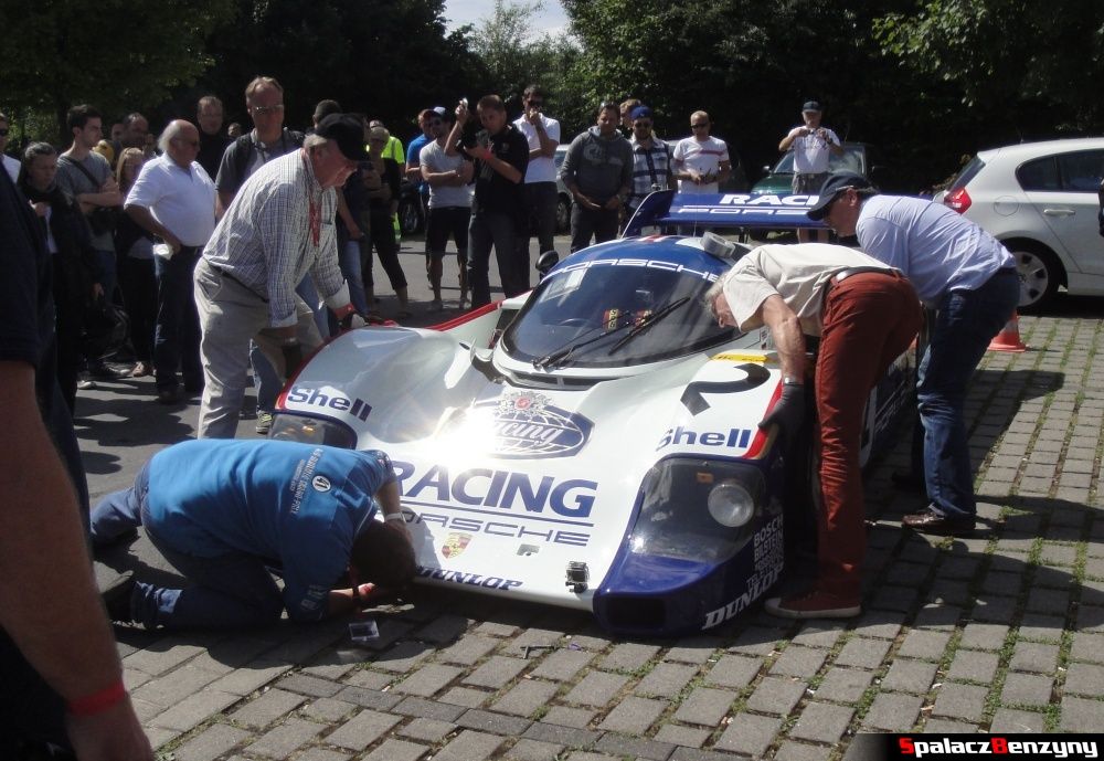 Zakadanie zderzaka Porsche 956 na Nurburgring Nordschleife