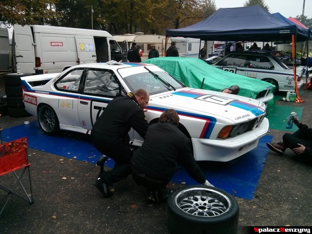 Zmiana koła BMW 635 E24 na 10 runda WPP Poznań
