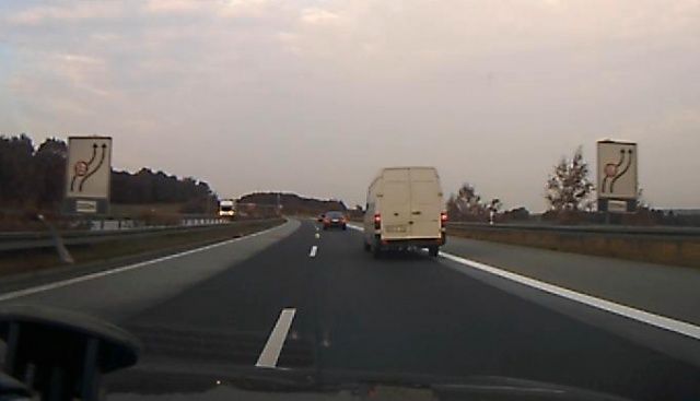 Znak o dwupasmowych zwężeniach na niemieckiej autostradzie