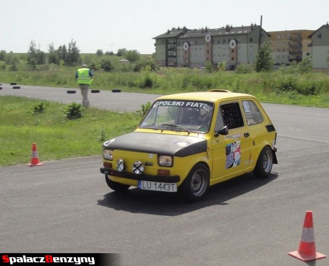 Żółty Fiat 126p na Rally Sprint żużlowy 2012 w Lublinie