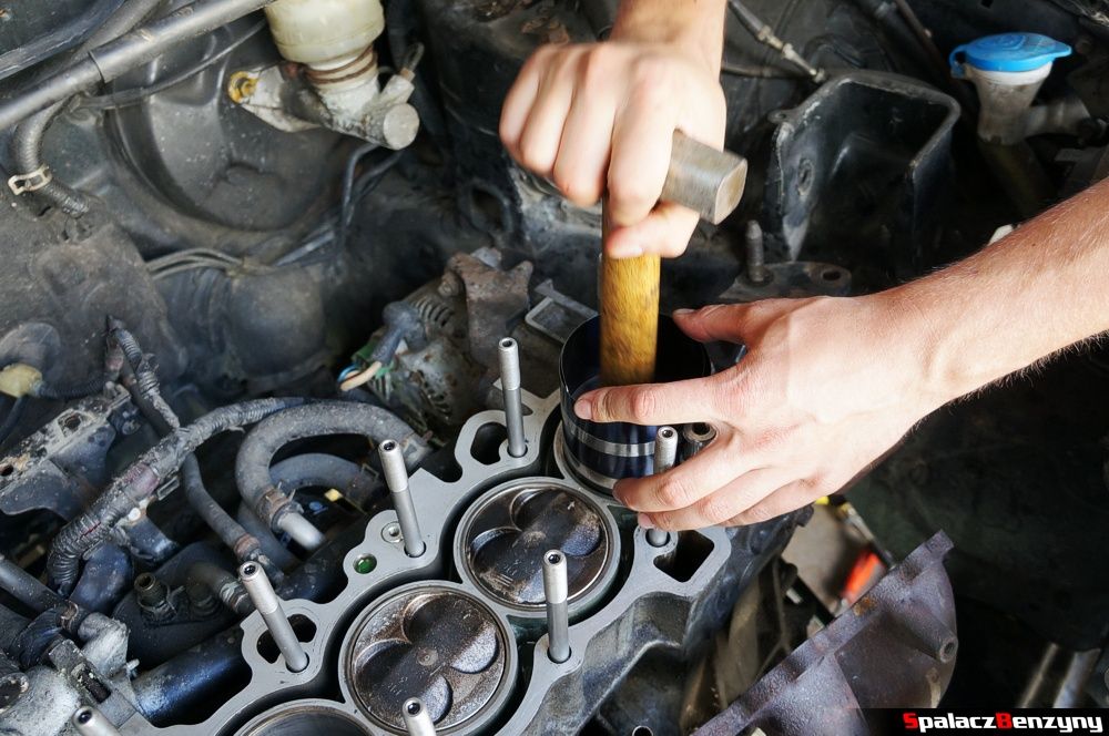Wsadzanie tłoka  remont silnika Honda Civic